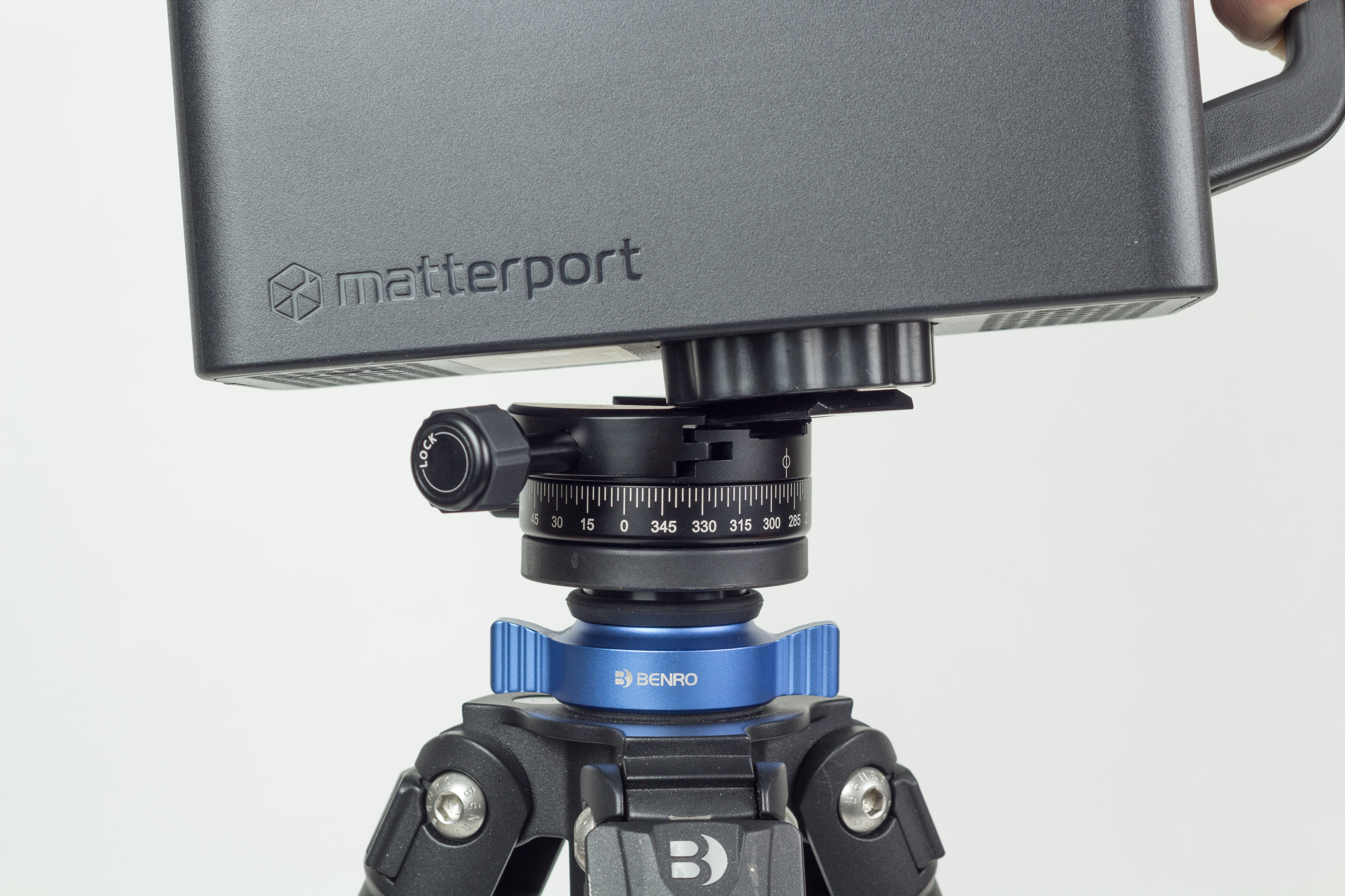324_Matterport_Aufsetzen_auf_das_Stativ_171229-nb.jpg
